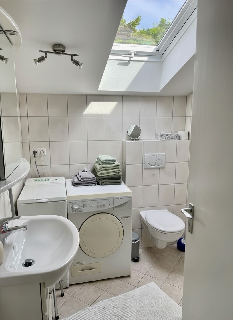 Bad mit Waschmaschine und Wäschetrockner